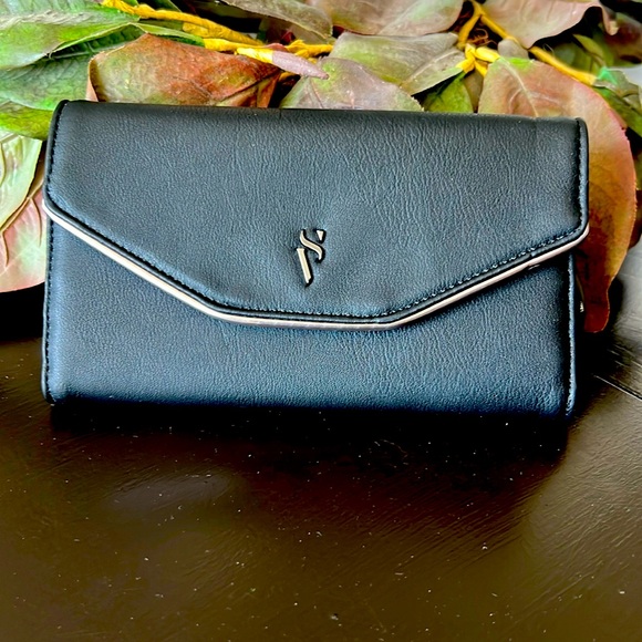Simply Vera VeraWang, small leather boxed envelope wallet - Picture 1 of 7